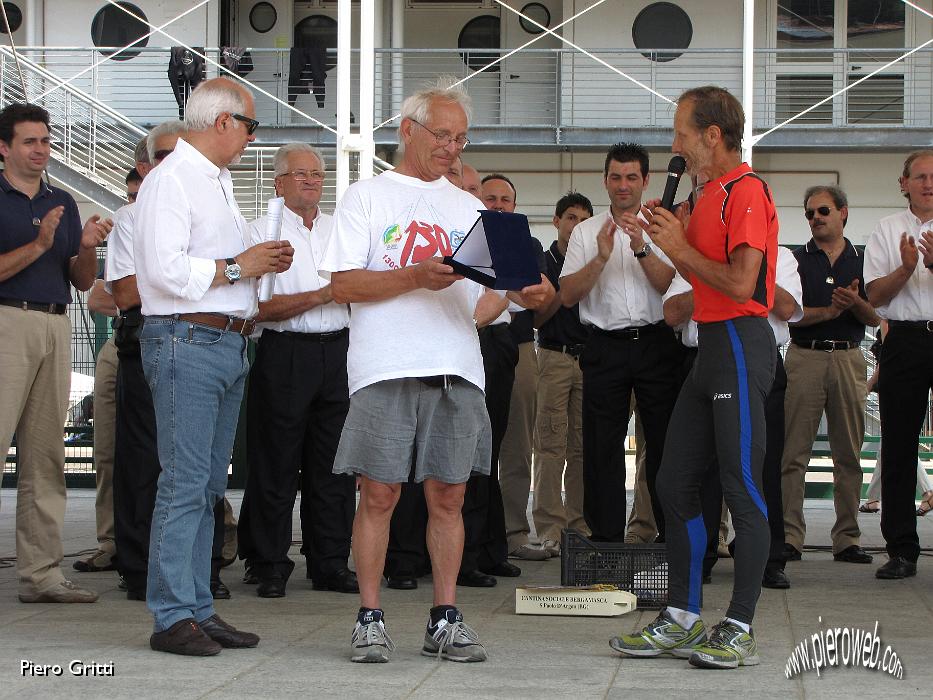 22 Guerino Comi, presidente USCI Provinciale, premiato da Maurizio.jpg